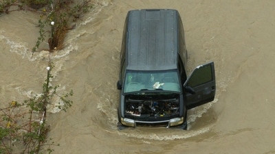 Another drone view shows a vehicle stranded in an area flooded by the Wallace River (REUTERS/David Ryder) (REUTERS)