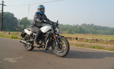 The X440 T uses the same engine as the X440 but gets ride-by-wire.