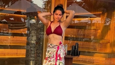 <p>ఇలా పాన్ ఇండియా సినిమాలో హీరోయిన్‌గా ఛాన్స్ కొట్టేయడమే కాకుండా బికినీలో ఓవర్ డోస్ హాట్ షోతో సెగలు రేపుతూ రచ్చ చేస్తోంది బిగ్ బాస్ దివి వాద్యా. దీంతో దివి ఇంటర్నెట్‌లో హాట్ టాపిక్ అవుతోంది. </p> (Instagram/Divi Vadthya)