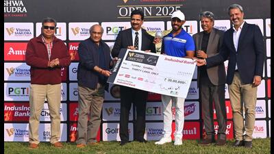 From left: Delhi Golf Club tournaments chairman Col Mohit Nasa, Delhi Golf Club captain Vikram Seth, Vishwa Samudra Group MD Anil Yendluri, golfer Yuvraj Sandhu, PGTI president and tournament host Kapil Dev, and PGTI CEO Amandeep Johl during the presentation ceremony. (HT) From left: Delhi Golf Club tournaments chairman Col Mohit Nasa, Delhi Golf Club captain Vikram Seth, Vishwa Samudra Group MD Anil Yendluri, golfer Yuvraj Sandhu, PGTI president and tournament host Kapil Dev, and PGTI CEO Amandeep Johl during the presentation ceremony. (HT)