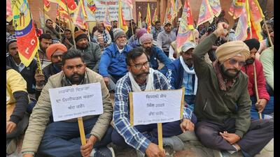Leaders from power unions protest in Patiala on Friday. (HT Photo)