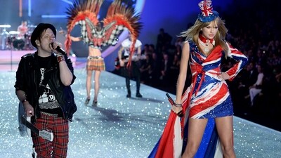 Taylor Swift stuns in Union Jack themed dress at the 2013 Victoria's Secret Fashion Show (Getty Images) Taylor Swift stuns in Union Jack themed dress at the 2013 Victoria's Secret Fashion Show (Getty Images)