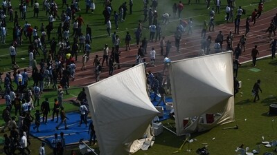 Salt Lake Stadium turned into a battleground after violent fans thronged to the middle. The ardent Lionel Messi supporters expressed their frustration after Messi left the stadium within 10 minutes. (HT Photo ) Salt Lake Stadium turned into a battleground after violent fans thronged to the middle. The ardent Lionel Messi supporters expressed their frustration after Messi left the stadium within 10 minutes. (HT Photo )