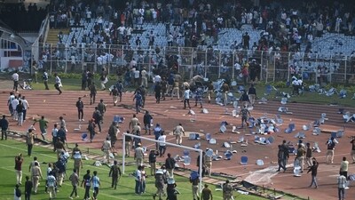 Once the fans started to hurl chairs and bottles, the organisers had to deploy the Rapid Action Force (RAF). Minutes after Messi left, the crowd invaded the Salt Lake Stadium and gathered in the centre. (HT Photo ) Once the fans started to hurl chairs and bottles, the organisers had to deploy the Rapid Action Force (RAF). Minutes after Messi left, the crowd invaded the Salt Lake Stadium and gathered in the centre. (HT Photo )