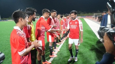 <div><p>రాత్రి 8:6 నిమిషాలకు లియోనల్ మెస్సీ పిచ్ పై వస్తాడు. అతని సహచరులు లూయిస్ సువారెజ్, రోడ్రిగో డి పాల్ ఎంట్రీ ఇవ్వనున్నారు. 8:10 నిమిషాలకు హార్డ్ స్టాప్ ఉంటుంది.</p><p>8:13 నిమిషాలకు పెనాల్టీ షూటౌట్ ఉంటుంది.</p><p> </p></div> <div><p>రాత్రి 8:6 నిమిషాలకు లియోనల్ మెస్సీ పిచ్ పై వస్తాడు. అతని సహచరులు లూయిస్ సువారెజ్, రోడ్రిగో డి పాల్ ఎంట్రీ ఇవ్వనున్నారు. 8:10 నిమిషాలకు హార్డ్ స్టాప్ ఉంటుంది.</p><p>8:13 నిమిషాలకు పెనాల్టీ షూటౌట్ ఉంటుంది.</p><p> </p></div>