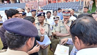 <p>రాత్రి 8.51 గంటల సమయంలో ఈవెంట్ ఆర్గనైజర్స్ తో పాటు టీమ్స్ తో మెస్సీ ఫొటో షూట్ ఉంటుంది. మెస్సీ, రాహుల్ గాంధీ చేతుల మీదుగా గోట్ కప్ ప్రదానం ఉంటుంది. ఆ తర్వాత మెస్సీకి సీఎం రేవంత్ సన్మానం చేస్తారు. రాత్రి 9 గంటలతో ఈవెంట్ పూర్తవుతుంది.</p> <p>రాత్రి 8.51 గంటల సమయంలో ఈవెంట్ ఆర్గనైజర్స్ తో పాటు టీమ్స్ తో మెస్సీ ఫొటో షూట్ ఉంటుంది. మెస్సీ, రాహుల్ గాంధీ చేతుల మీదుగా గోట్ కప్ ప్రదానం ఉంటుంది. ఆ తర్వాత మెస్సీకి సీఎం రేవంత్ సన్మానం చేస్తారు. రాత్రి 9 గంటలతో ఈవెంట్ పూర్తవుతుంది.</p>