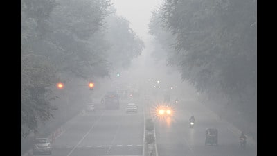 A blanket of smog covering the Tilak Marg near Supreme Court on Sunday. (Arvind Yadav/HT Photo) A blanket of smog covering the Tilak Marg near Supreme Court on Sunday. (Arvind Yadav/HT Photo)