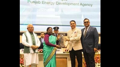 President Droupadi Murmu handing over award to New and renewable energy resources minister Aman Arora in Delhi.