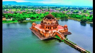 The 480-year-old tomb of Sher Shah Suri (HT Photo) The 480-year-old tomb of Sher Shah Suri (HT Photo)