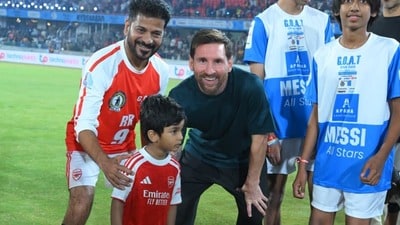 <p> ఉత్తేజంగా సాగిన ఈ మ్యాచ్లో సింగరేణి ఆర్ఆర్-9 టీమ్ 4-0 గోల్స్తో విజయం సాధించింది. ఆర్ఆర్ టీమ్ తరఫున మధ్యలో చేరిన రేవంత్ రెడ్డి… నాలుగో గోల్ సాధించినప్పుడు అభిమానులు పెద్ద ఎత్తున కేరింతలు కొట్టారు. అతిధిగా హాజరైన రాహుల్ గాంధీ ఈ మ్యాచ్ జరుగుతున్నంత సేపు గ్యాలరీ నుంచి తిలకించారు. <br> </p> <p> ఉత్తేజంగా సాగిన ఈ మ్యాచ్లో సింగరేణి ఆర్ఆర్-9 టీమ్ 4-0 గోల్స్తో విజయం సాధించింది. ఆర్ఆర్ టీమ్ తరఫున మధ్యలో చేరిన రేవంత్ రెడ్డి… నాలుగో గోల్ సాధించినప్పుడు అభిమానులు పెద్ద ఎత్తున కేరింతలు కొట్టారు. అతిధిగా హాజరైన రాహుల్ గాంధీ ఈ మ్యాచ్ జరుగుతున్నంత సేపు గ్యాలరీ నుంచి తిలకించారు. <br> </p>