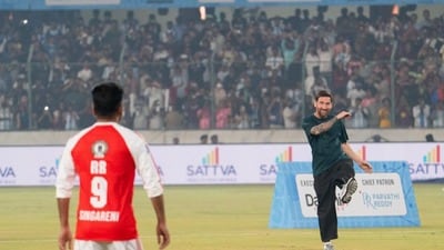 <p>ఎగ్జిబిషన్ ఫుట్బాల్ మ్యాచ్లో సింగరేణి ఆర్ఆర్-9 టీమ్ తరఫున ముఖ్యమంత్రి రేవంత్ రెడ్డి గోల్ సాధించి హైలైట్గా నిలిచారు. </p> <p>ఎగ్జిబిషన్ ఫుట్బాల్ మ్యాచ్లో సింగరేణి ఆర్ఆర్-9 టీమ్ తరఫున ముఖ్యమంత్రి రేవంత్ రెడ్డి గోల్ సాధించి హైలైట్గా నిలిచారు. </p>