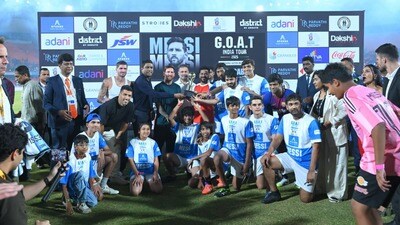 <p> రేవంత్ రెడ్డి గోల్ చేసిన అనంతరం మెస్సీ మైదానంలోకి వచ్చారు. మెస్సీకి స్వాగతంగా క్రీడాభిమానుల హర్షధ్వానాలతో స్టేడియం దద్దరిల్లింది. మొదట ఫుట్బాల్ టీమ్లకు చెందిన పిల్లలతో మెస్సీ కరచాలనం చేస్తూ సరదాగా గడిపారు. ఎగ్జిబిషన్ ఫుట్బాల్ మ్యాచ్ అనంతరం మెస్సీ బృందాల వారిగా ఫుట్బాల్ కిక్స్ ఇస్తూ పిల్లలతో ఆడారు.<br> </p> <p> రేవంత్ రెడ్డి గోల్ చేసిన అనంతరం మెస్సీ మైదానంలోకి వచ్చారు. మెస్సీకి స్వాగతంగా క్రీడాభిమానుల హర్షధ్వానాలతో స్టేడియం దద్దరిల్లింది. మొదట ఫుట్బాల్ టీమ్లకు చెందిన పిల్లలతో మెస్సీ కరచాలనం చేస్తూ సరదాగా గడిపారు. ఎగ్జిబిషన్ ఫుట్బాల్ మ్యాచ్ అనంతరం మెస్సీ బృందాల వారిగా ఫుట్బాల్ కిక్స్ ఇస్తూ పిల్లలతో ఆడారు.<br> </p>