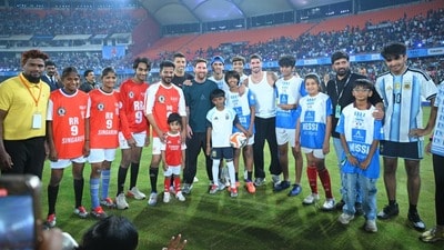 <p>చివరగా మెస్సీ పిల్లల టీముల వారిగా విడివిడిగా ఫోటోలు దిగారు. మెస్సీ చేతుల మీదుగా ఆర్ఆర్ 9 టీమ్ గోట్ #GOAT కప్ను స్వీకరించింది. అలాగే అపర్ణ ఆల్ స్టార్స్ టీమ్ రన్నరప్ కప్ అందజేశారు. అర్జెంటీనా టీమ్ 10వ నంబర్ జెర్సీని మెస్సీ స్వయంగా రేవంత్ రెడ్డి , రాహుల్ గాంధీకి అందజేశారు. భారత్ పర్యటన, అభిమానులు చూపిన ఆదరణ తనకెంతో ఆనందం కలిగించిందని మెస్సీ వ్యాఖ్యానించారు. తెలంగాణకు స్వాగతం, తెలంగాణ ఈజ్ రైజింగ్.. కమ్ జాయిన్ ద రైజ్... అంటూ ముఖ్యమంత్రి మెస్సీ బృందాన్ని ఉద్దేశించి మాట్లాడారు. క్రీడాభిమానులకు మెస్సీ బృందం అభివాదంతో కార్యక్రమం ముగిసింది.</p> <p>చివరగా మెస్సీ పిల్లల టీముల వారిగా విడివిడిగా ఫోటోలు దిగారు. మెస్సీ చేతుల మీదుగా ఆర్ఆర్ 9 టీమ్ గోట్ #GOAT కప్ను స్వీకరించింది. అలాగే అపర్ణ ఆల్ స్టార్స్ టీమ్ రన్నరప్ కప్ అందజేశారు. అర్జెంటీనా టీమ్ 10వ నంబర్ జెర్సీని మెస్సీ స్వయంగా రేవంత్ రెడ్డి , రాహుల్ గాంధీకి అందజేశారు. భారత్ పర్యటన, అభిమానులు చూపిన ఆదరణ తనకెంతో ఆనందం కలిగించిందని మెస్సీ వ్యాఖ్యానించారు. తెలంగాణకు స్వాగతం, తెలంగాణ ఈజ్ రైజింగ్.. కమ్ జాయిన్ ద రైజ్... అంటూ ముఖ్యమంత్రి మెస్సీ బృందాన్ని ఉద్దేశించి మాట్లాడారు. క్రీడాభిమానులకు మెస్సీ బృందం అభివాదంతో కార్యక్రమం ముగిసింది.</p>