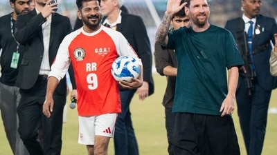 <p>ఎన్నో రోజులుగా ఉత్కంఠగా ఎదురుచూసిన ప్రపంచ పుట్బాల్ దిగ్గజం, అర్జెంటినా కెప్టెన్ లియోనెల్ మెస్సీ హైదరాబాద్ ఉప్పల్లోని రాజీవ్ గాంధీ అంతర్జాతీయ స్టేడియం మైదానంలో క్రీడాభిమానులను ఉర్రూతలూగించింది. మెస్సీ స్టేడియంలోకి అడుగుపెట్టడం నుంచి ఆద్యంతం ఆసక్తికరంగా సాగింది.</p> <p>ఎన్నో రోజులుగా ఉత్కంఠగా ఎదురుచూసిన ప్రపంచ పుట్బాల్ దిగ్గజం, అర్జెంటినా కెప్టెన్ లియోనెల్ మెస్సీ హైదరాబాద్ ఉప్పల్లోని రాజీవ్ గాంధీ అంతర్జాతీయ స్టేడియం మైదానంలో క్రీడాభిమానులను ఉర్రూతలూగించింది. మెస్సీ స్టేడియంలోకి అడుగుపెట్టడం నుంచి ఆద్యంతం ఆసక్తికరంగా సాగింది.</p>