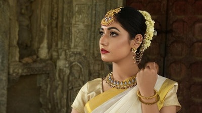 <p>ఇక విశాఖపట్నంలో 10గ్రాముల 22 క్యారెట్ల గోల్డ్​ ధర రూ. 1,22,940గాను, 24 క్యారెట్ల పసిడి ధర రూ. 1,34,100ను ఉంది. 100 గ్రాముల సిల్వర్​ రేటు రూ. 22,600 ఉంది.</p> 