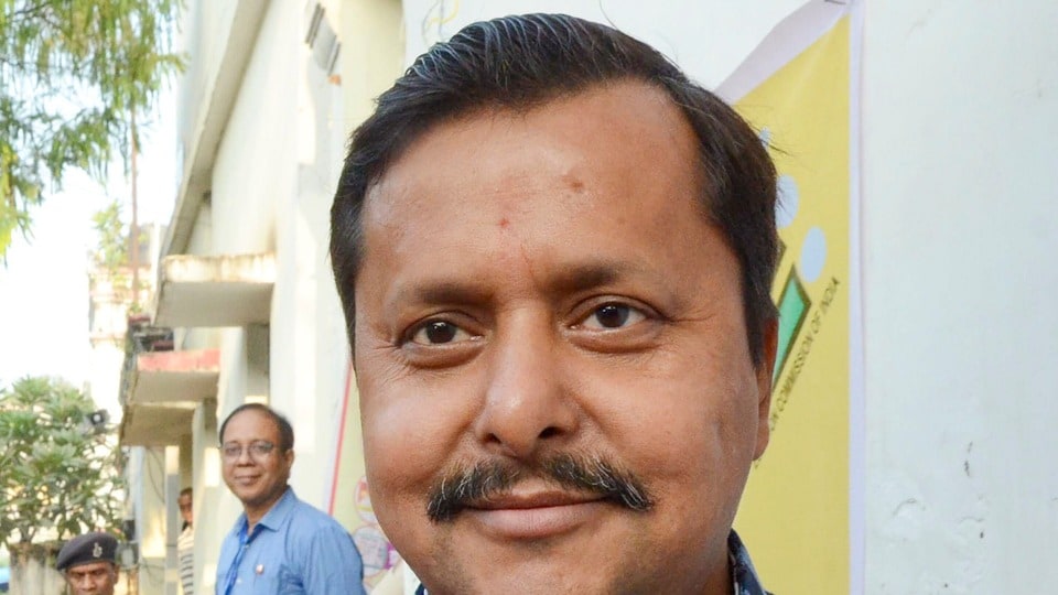 BJP candidate Nitin Nabin shows his ink-marked finger after casting vote during the first phase of the Bihar Assembly elections, in Patna