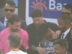 Rodrigo De Paul had to intervene so that a young fan could join the photoshoot with Lionel Messi. Rodrigo De Paul had to intervene so that a young fan could join the photoshoot with Lionel Messi.