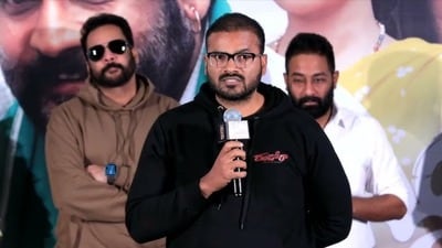 సెన్సిటివ్ సబ్జెక్ట్తో సినిమా చేస్తే కాంట్రవర్సీ అయ్యే సమస్య ఉంది కదా.. దండోరా డైరెక్టర్ మురళీకాంత్ ఆన్సర్ ఇదే! సెన్సిటివ్ సబ్జెక్ట్తో సినిమా చేస్తే కాంట్రవర్సీ అయ్యే సమస్య ఉంది కదా.. దండోరా డైరెక్టర్ మురళీకాంత్ ఆన్సర్ ఇదే!