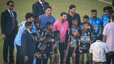 Lionel Messi poses for a photo with fans. (Hindustan Times) Lionel Messi poses for a photo with fans. (Hindustan Times)