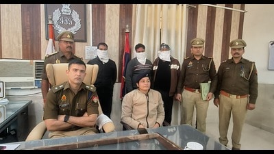 Retired S-I Ranveer Singh Yadav, his son and a relative in police custody on Monday (HT) Retired S-I Ranveer Singh Yadav, his son and a relative in police custody on Monday (HT)
