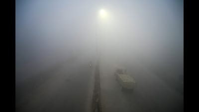 Thick smog near Esplanade Mall, in Gurugram on Monday morning. (Parveen Kumar/HT)