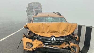Three people were wounded as a 10-vehicle pile up involving cars and commercial vehicles was witnessed near Ikla village stretch of the EPE around 7am. (Sakib Ali/HT Photo) Three people were wounded as a 10-vehicle pile up involving cars and commercial vehicles was witnessed near Ikla village stretch of the EPE around 7am. (Sakib Ali/HT Photo)