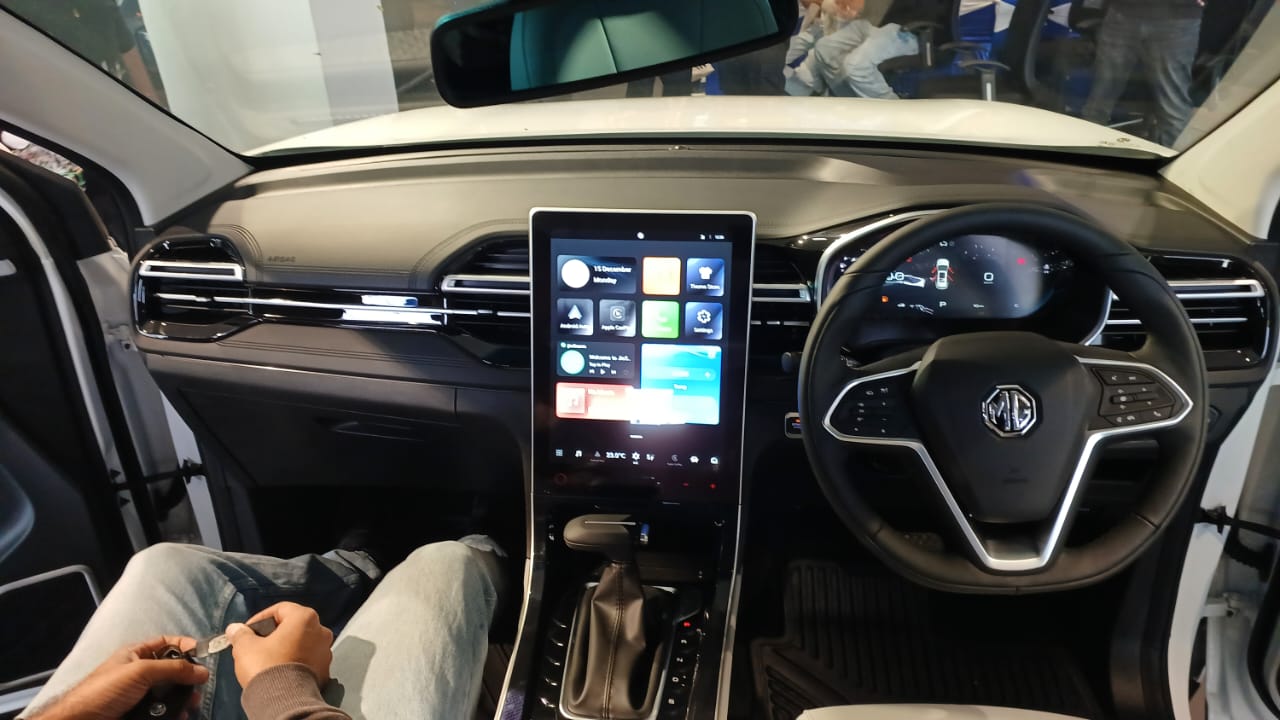 The Hector's cabin remains largely identical and carries new dual-tone interior colour schemes The Hector's cabin remains largely identical and carries new dual-tone interior colour schemes