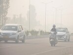 Smog engulfed road in Amritsar on Monday. (Sameer Sehgal/HT)