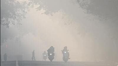 A layer of fog, combined with pollution, seen during a cold morning at Mandi House on Tuesday. (Sanchit Khanna/HT Photo) A layer of fog, combined with pollution, seen during a cold morning at Mandi House on Tuesday. (Sanchit Khanna/HT Photo)