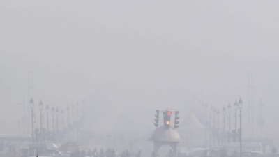Dense smog near Vijay Chowk as Delhi’s Air Quality Index (AQI) continues to remain in the ‘Severe’ category, in New Delhi on Monday. (ANI) Dense smog near Vijay Chowk as Delhi’s Air Quality Index (AQI) continues to remain in the ‘Severe’ category, in New Delhi on Monday. (ANI)