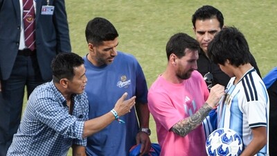 Argentine footballer Lionel Messi signs an autograph for a young fan during his GOAT Tour at the Arun Jaitley Stadium, in New Delhi. (ANI) Argentine footballer Lionel Messi signs an autograph for a young fan during his GOAT Tour at the Arun Jaitley Stadium, in New Delhi. (ANI)