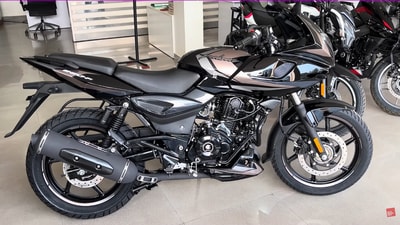 The new iteration of the Pulsar 220F comes with cosmetic changes and the addition of dual-channel ABS. The new iteration of the Pulsar 220F comes with cosmetic changes and the addition of dual-channel ABS.