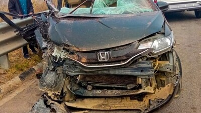 More than 15 vehicles collided on Delhi-Mumbai Expressway due to dense fog near Raniyala village (HT) More than 15 vehicles collided on Delhi-Mumbai Expressway due to dense fog near Raniyala village (HT)