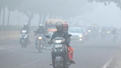 Commuters in Noida in the National Capital Region are blanketed in toxic smog. (HT Photo) Commuters in Noida in the National Capital Region are blanketed in toxic smog. (HT Photo)