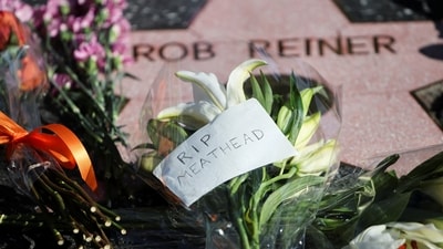 Flowers and a note reading 'rip meathead' are placed at Rob Reiner's star on the Hollywood Walk of Fame after the actor-director and political activist and his wife were found dead, in Los Angeles, California, U.S., December 15, 2025. REUTERS/Daniel Cole (REUTERS)