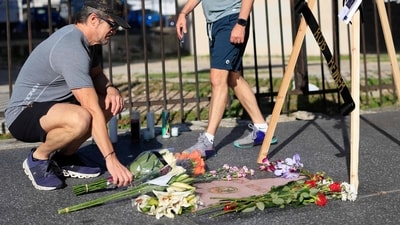 LOS ANGELES, CALIFORNIA - DECEMBER 15: A person places flowers at director Rob Reiner's star on the Hollywood Walk of Fame on December 15, 2025 in Los Angeles, California. (Photo by MARIO TAMA / GETTY IMAGES NORTH AMERICA / Getty Images via AFP) (Getty Images via AFP) LOS ANGELES, CALIFORNIA - DECEMBER 15: A person places flowers at director Rob Reiner's star on the Hollywood Walk of Fame on December 15, 2025 in Los Angeles, California. (Photo by MARIO TAMA / GETTY IMAGES NORTH AMERICA / Getty Images via AFP) (Getty Images via AFP)