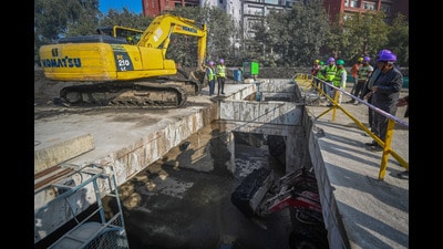 Work underway at the Sunenhri drain near Lodhi Road on Tuesday. (Sanchit Khanna/HT Photo) Work underway at the Sunenhri drain near Lodhi Road on Tuesday. (Sanchit Khanna/HT Photo)