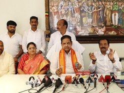 బ్లేడ్లను విరాళంగా అందిస్తున్న శ్రీధర్ బోడుపల్లి