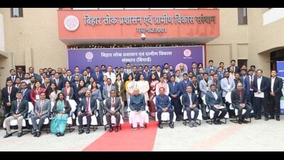 CM Nitish Kumar with bureaucrats at the Manthan-25 in Gaya Ji on Wednesday. (HT Photo) CM Nitish Kumar with bureaucrats at the Manthan-25 in Gaya Ji on Wednesday. (HT Photo)