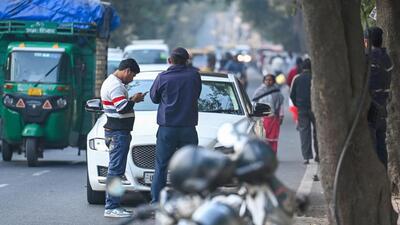 Delhi Traffic Police personnel conduct a search operation to check non-Delhi-registered BS-IV vehicles at the Taimoor Nagar area in New Delhi on Wednesday. (RAJ K RAJ /HT PHOTO) Delhi Traffic Police personnel conduct a search operation to check non-Delhi-registered BS-IV vehicles at the Taimoor Nagar area in New Delhi on Wednesday. (RAJ K RAJ /HT PHOTO)