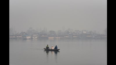 Srinagar, Dec 17 (ANI): Tourists enjoy Shikara ride in Dal Lake on a cold and foggy morning, in Srinagar on Wednesday. (ANI Photo) (Basit Zargar) Srinagar, Dec 17 (ANI): Tourists enjoy Shikara ride in Dal Lake on a cold and foggy morning, in Srinagar on Wednesday. (ANI Photo) (Basit Zargar)