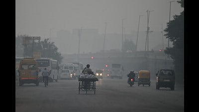 Visibility rose sharply by evening, but CPCB data showed most monitoring stations continuing to record very poor air quality levels. (Parveen Kumar/HT) Visibility rose sharply by evening, but CPCB data showed most monitoring stations continuing to record very poor air quality levels. (Parveen Kumar/HT)
