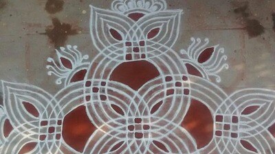 <p>ఈ ముగ్గులు చాలా సులువుగా వేసుకోవచ్చు. పెద్ద కష్టమేమీ కాదు. ఈ ముగ్గు వేస్తే గుమ్మం చాలా అందంగా ఉంటుంది. </p> (pinterest)