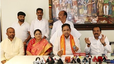 బ్లేడ్లను విరాళంగా అందిస్తున్న శ్రీధర్ బోడుపల్లి బ్లేడ్లను విరాళంగా అందిస్తున్న శ్రీధర్ బోడుపల్లి