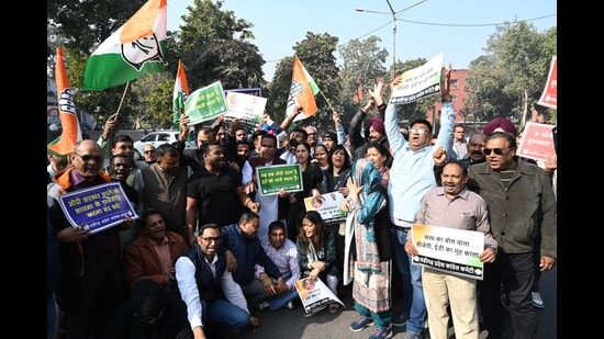 Congress party workers protesting against the BJP at Sector 35 in Chandigarh. (Keshav Singh/HT)