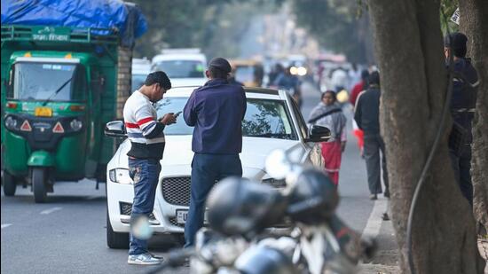 Delhi Traffic Police personnel conduct a search operation to check non-Delhi-registered BS-IV vehicles at the Taimoor Nagar area in New Delhi on Wednesday. (RAJ K RAJ /HT PHOTO)