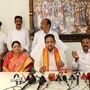 బ్లేడ్లను విరాళంగా అందిస్తున్న శ్రీధర్ బోడుపల్లి