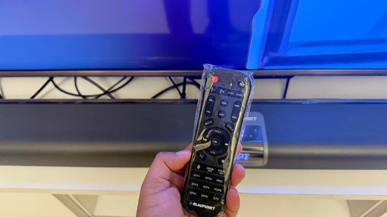 The soundbar can be easily paired and managed with the remote control.