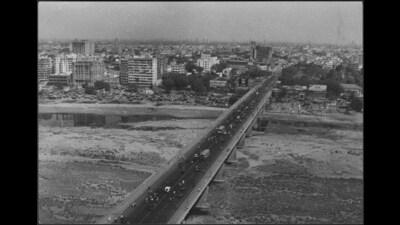 An aerial view of the bridge over the Sabarmati in Ahmedabad in a picture dated 15 April 1992. In her memoir, Zara Chowdhary writes that, by the 1990s, the city had “slowly splintered” along two sides of the river. (HT Photo) An aerial view of the bridge over the Sabarmati in Ahmedabad in a picture dated 15 April 1992. In her memoir, Zara Chowdhary writes that, by the 1990s, the city had “slowly splintered” along two sides of the river. (HT Photo)