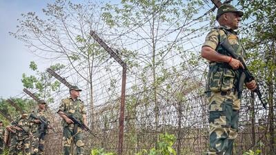 Border Security Force (BSF) personnel keep vigil along the India-Bangladesh border (ANI FILE/Representative Image) Border Security Force (BSF) personnel keep vigil along the India-Bangladesh border (ANI FILE/Representative Image)